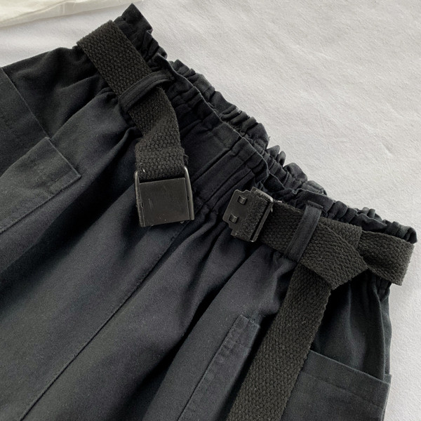 Pantaloni scurți de damă cu curea de culoare neagră