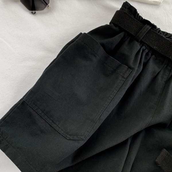 Pantaloni scurți de damă cu curea de culoare neagră