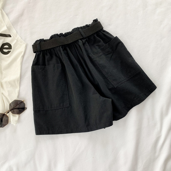 Pantaloni scurți de damă cu curea de culoare neagră