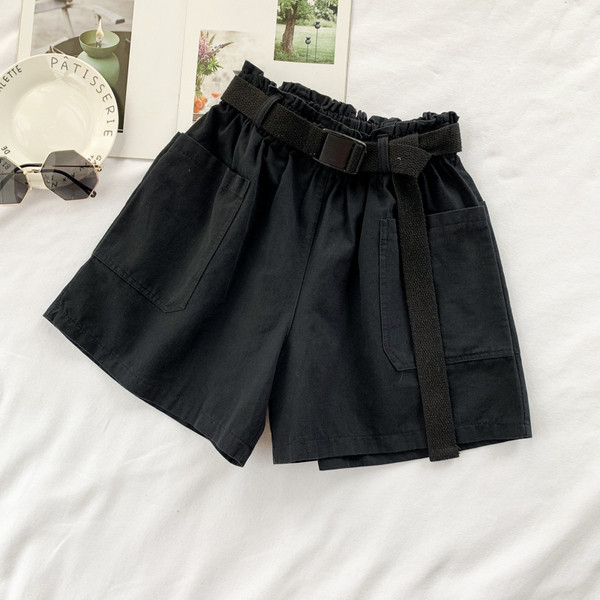 Pantaloni scurți de damă cu curea de culoare neagră