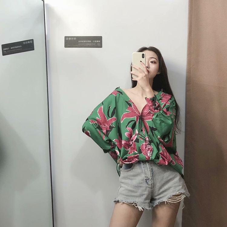 Cămașă lată cu mâneci lungi de culoare verde și model floral