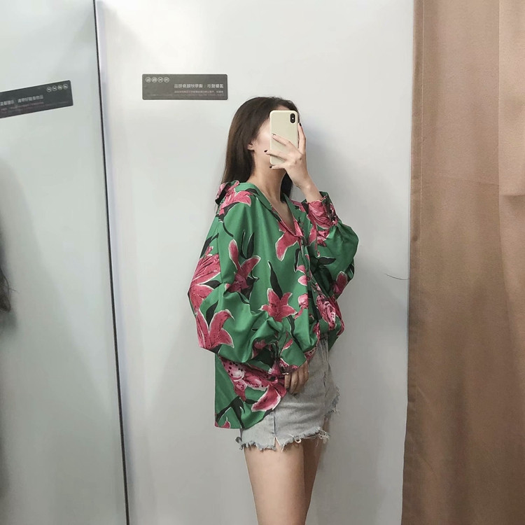 Cămașă lată cu mâneci lungi de culoare verde și model floral