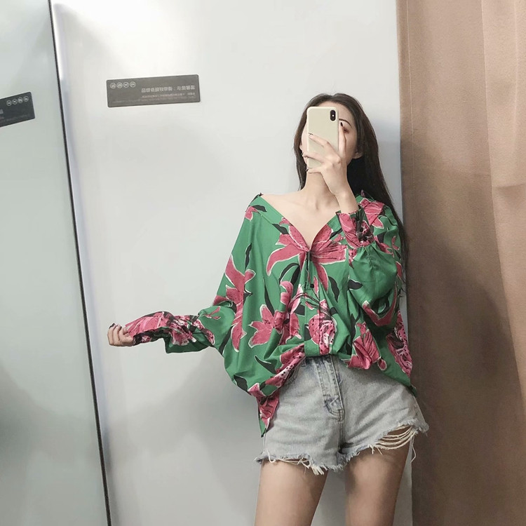 Cămașă lată cu mâneci lungi de culoare verde și model floral