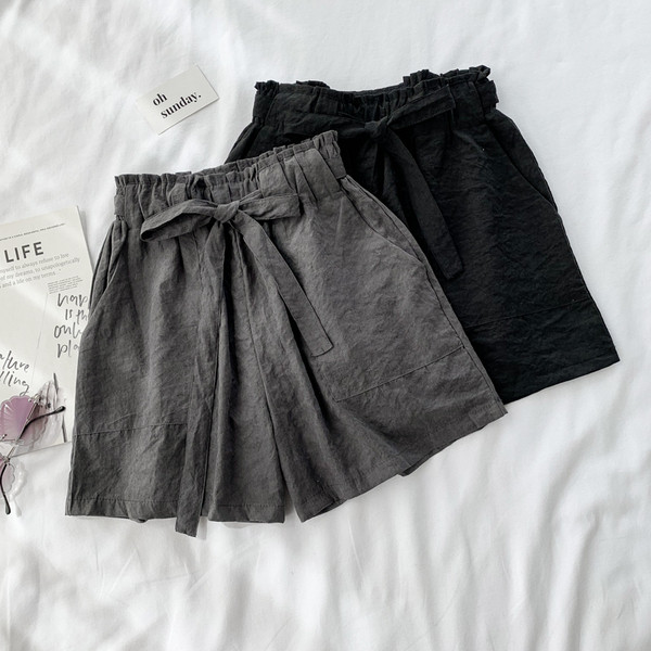 Női magas derekú rövidnadrág fekete és szürke színben