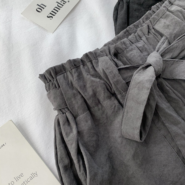 Női magas derekú rövidnadrág fekete és szürke színben