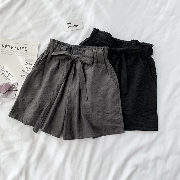 Női magas derekú rövidnadrág fekete és szürke színben