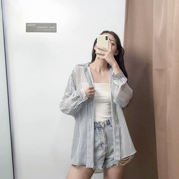 Раирана дамска риза с дълъг ръкав изчистен модел