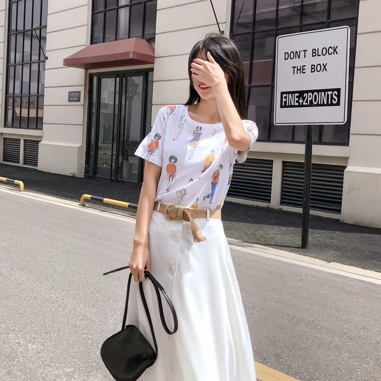 Alkalmi póló ovális nyakkivágással és rövid ujjú fehér színben és rátéttel