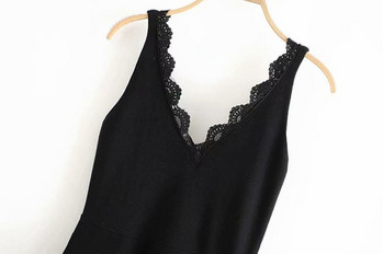 Дамска рокля с V - образно деколте с дантела в черен цвят