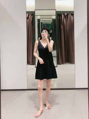 Дамска рокля с V - образно деколте с дантела в черен цвят