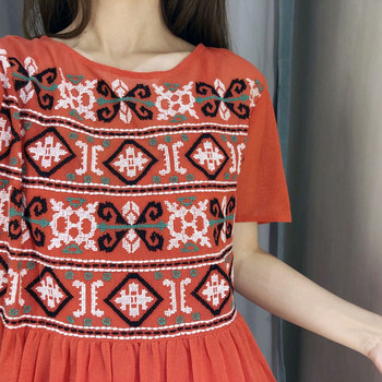 Rochie din tul roșu cu mâneci scurte și broderie