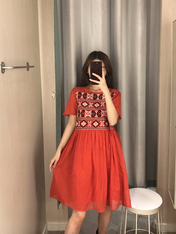 Rochie din tul roșu cu mâneci scurte și broderie