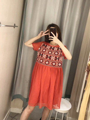 Rochie din tul roșu cu mâneci scurte și broderie