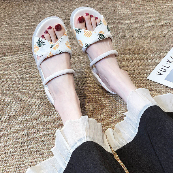 Papuci casual dama cu talpa plata de culoare alba cu aplicatie colorata