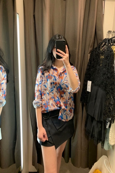 Дамска риза с дълъг ръкав и класическа яка в бежов цвят и флорален десен