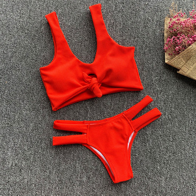 Дамски бански костюм от две части с връзки в червен цвят