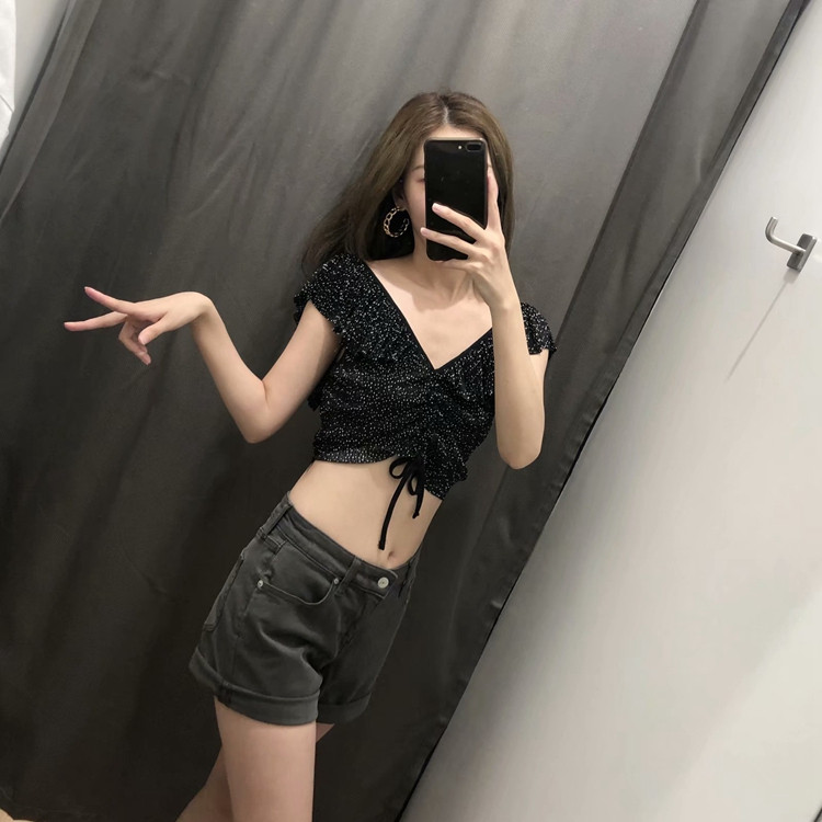 Дамски потник с V - образно деколте в черен цвят с бели точки