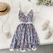 Ежедневна дамска рокля с дълбоко деколте и флорален десен