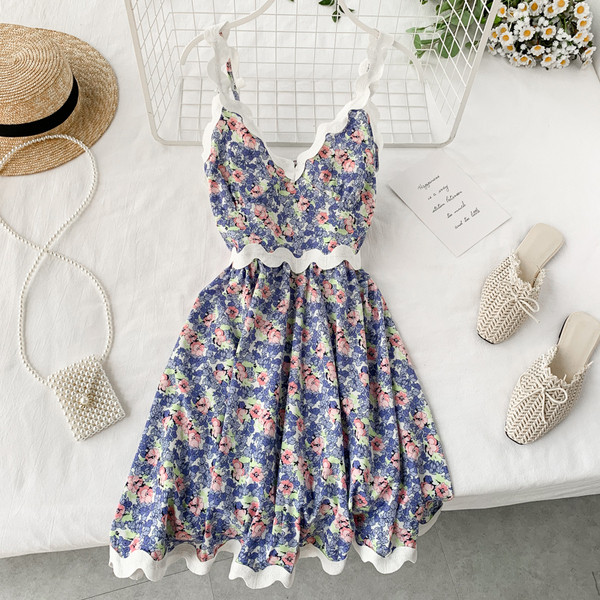 Ежедневна дамска рокля с дълбоко деколте и флорален десен 