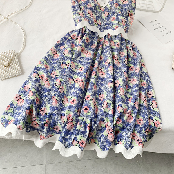 Ежедневна дамска рокля с дълбоко деколте и флорален десен 