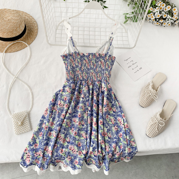 Ежедневна дамска рокля с дълбоко деколте и флорален десен 