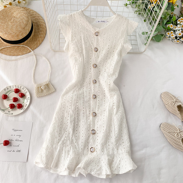 Alkalmi női ruha rövid ujjal és gombokkal, fehér színben