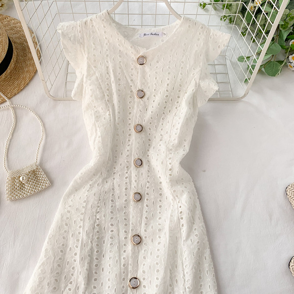 Alkalmi női ruha rövid ujjal és gombokkal, fehér színben