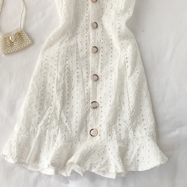 Alkalmi női ruha rövid ujjal és gombokkal, fehér színben