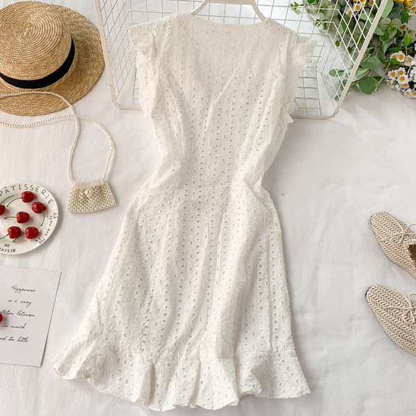 Alkalmi női ruha rövid ujjal és gombokkal, fehér színben