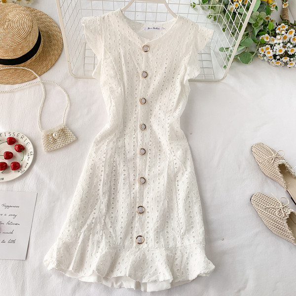 Alkalmi női ruha rövid ujjal és gombokkal, fehér színben