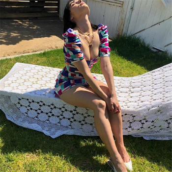 Ежедневна дамска рокля с къс ръкав и цветен десен 