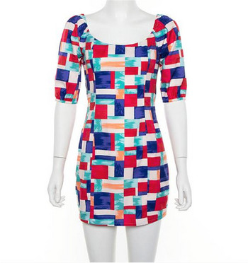 Ежедневна дамска рокля с къс ръкав и цветен десен 