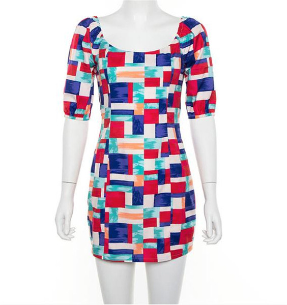 Ежедневна дамска рокля с къс ръкав и цветен десен 