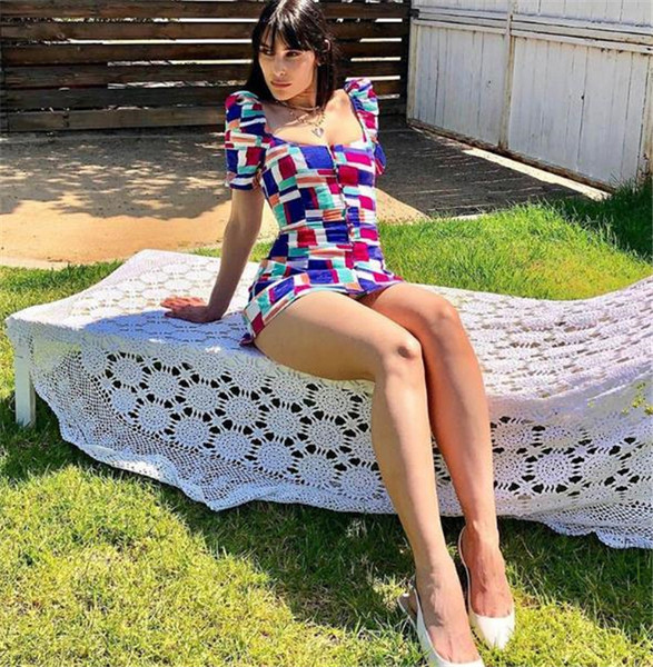 Ежедневна дамска рокля с къс ръкав и цветен десен 