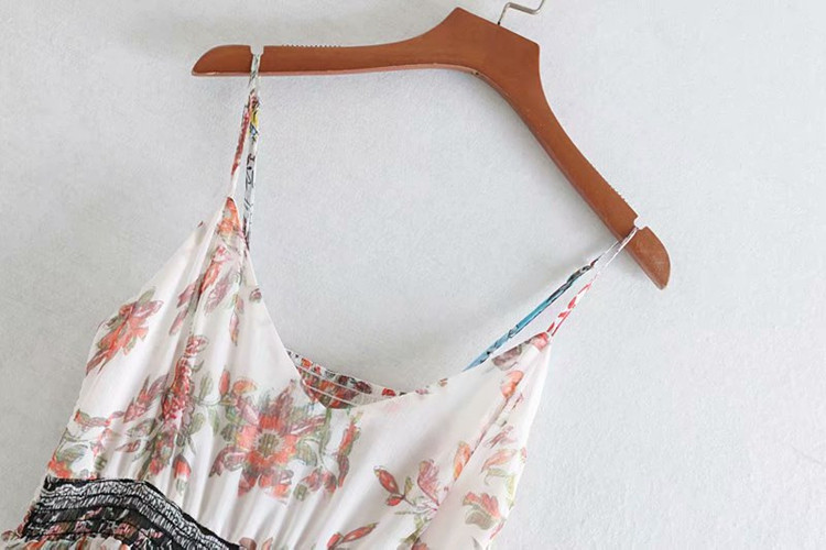 Дамска рокля от шифон с тънки презрамки и ластик на талията