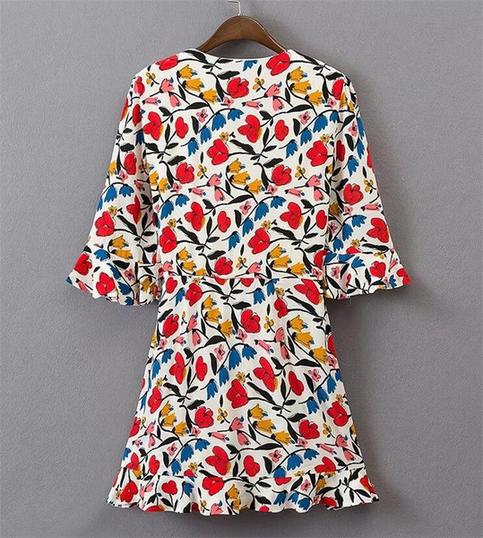 Rochie elegantă de damă cu decolteu în V și mâneci 3/4 în alb cu motiv floral