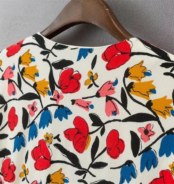 Rochie elegantă de damă cu decolteu în V și mâneci 3/4 în alb cu motiv floral