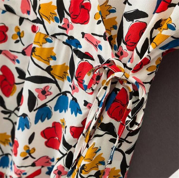 Rochie elegantă de damă cu decolteu în V și mâneci 3/4 în alb cu motiv floral