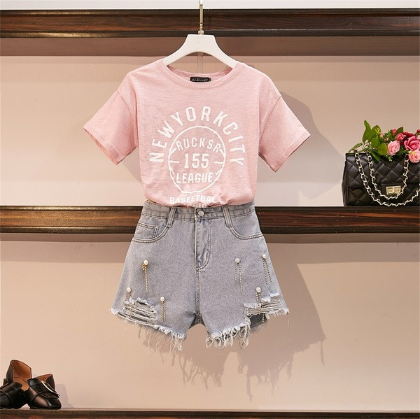 Set modern pentru femei care include pantaloni și un tricou