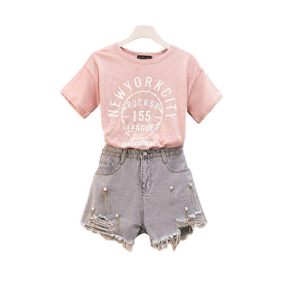 Set modern pentru femei care include pantaloni și un tricou