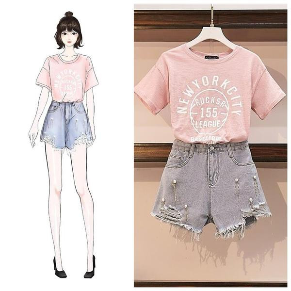 Set modern pentru femei care include pantaloni și un tricou