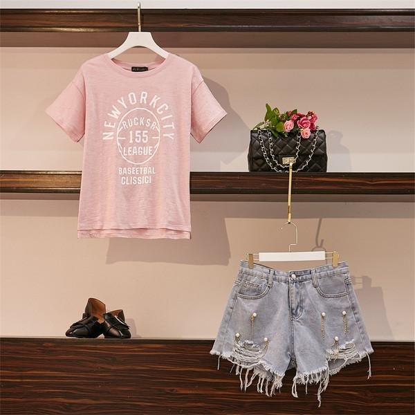 Set modern pentru femei care include pantaloni și un tricou