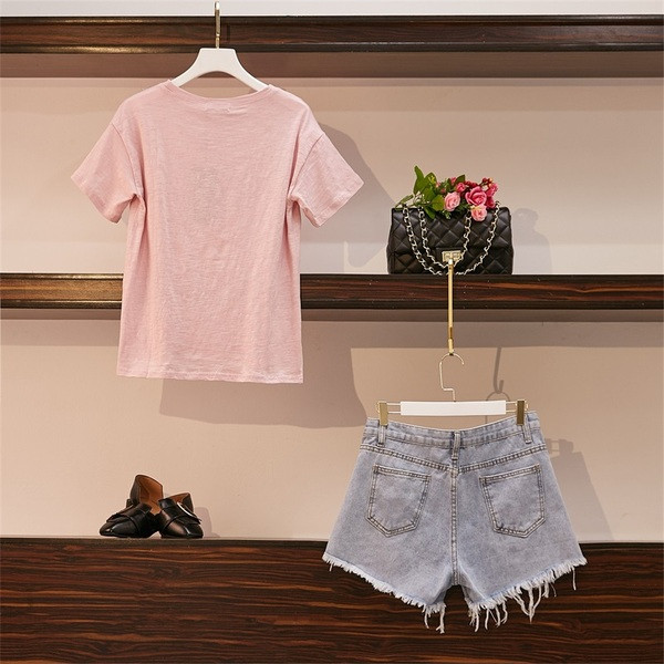 Set modern pentru femei care include pantaloni și un tricou