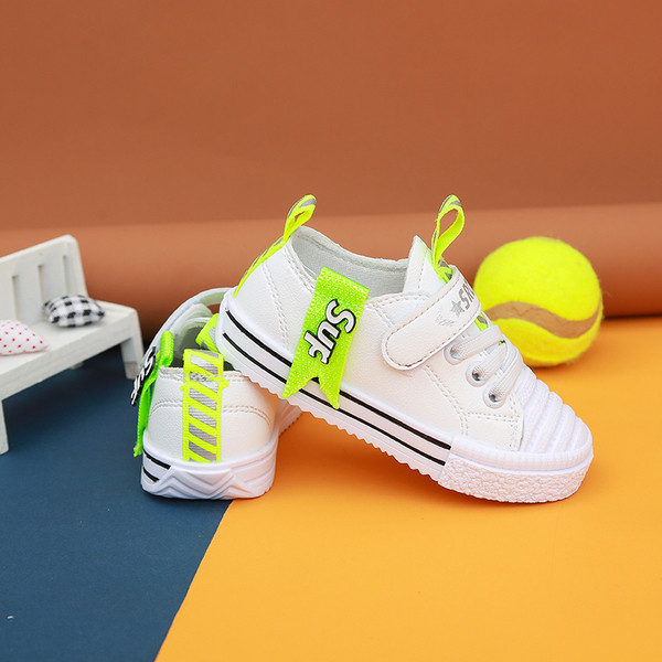 Adidași moderni pentru copii în trei culori pentru fete și băieți