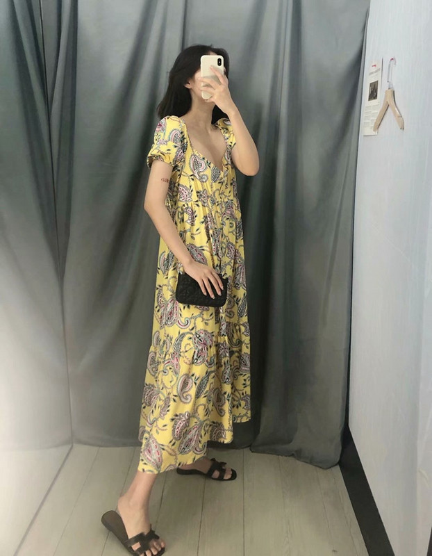 Rochie casual cu maneci scurte si nasturi pe toata lungimea in galben si model