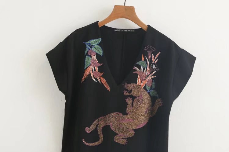 Rochie moderna scurta dreapta cu broderie in negru