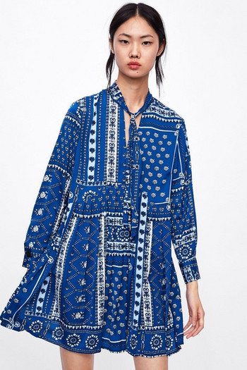 Дамска широка рокля с дълъг ръкав и връзки на врата в син цвят с десен