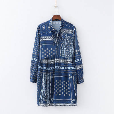 Дамска широка рокля с дълъг ръкав и връзки на врата в син цвят с десен