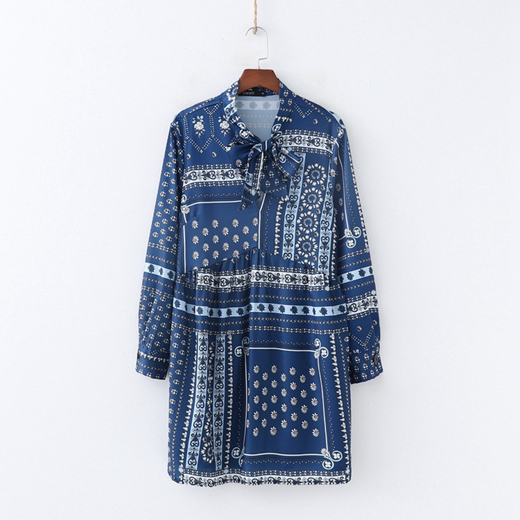 Дамска широка рокля с дълъг ръкав и връзки на врата в син цвят с десен