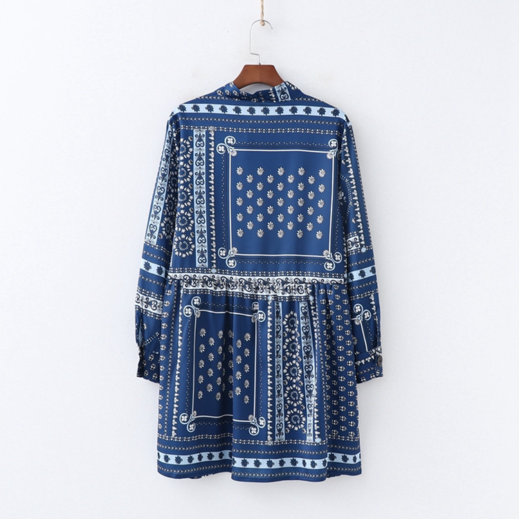 Дамска широка рокля с дълъг ръкав и връзки на врата в син цвят с десен